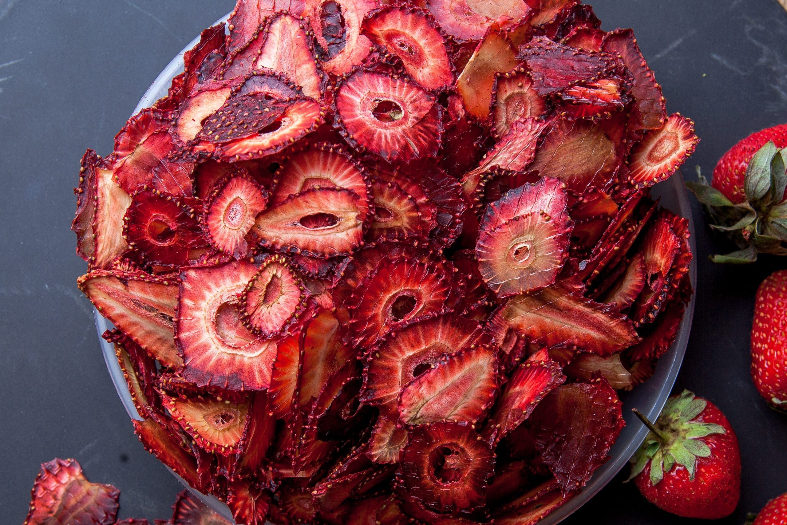 Top view dried strawberry in plate on round tray